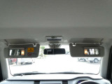 運転席バイザー裏にはバニティミラーが備わっていますので、車の外に出る前にパパッと身だしなみをチェックすることができて便利ですよ♪