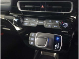 お車のキーはスマートキーです。キーを身につけた状態で車に近づき、ドアロックの解錠や施錠操作が出来ます。雨の日など両手がふさがっている時など、とっても便利ですね。