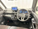 運転席まわりです。 各操作スイッチは使いやすい位置に配置されてます。