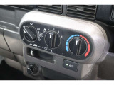マニュアルエアコンのお車です!直感的な操作で車内の温度を調節することができます!