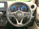 インテリアに合わせたデザインのステアリングは、運転される方のことも考え、運転しやすい形状、大きさです。是非一度、実際に触ってお確かめください。