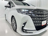 明るいライトが夜道を明るく照らしてくれます。 運転する上で、道路状況をいかに早く認識できるか重要なポイントです。 白色光が暗い道も明るく照らしてくれますよ。