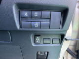 両側電動スライドドアは運転席からも開閉可能です(^^)/アイドリングストップのオフボタンはこちら