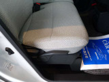 運転席にはシートリフターが付いていますので座高にあわせてドライビングポジションが決められます。