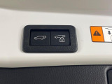【パワーバックドア】スマートキーや運転席のボタンを押すだけでリアゲートが自動で開閉します!荷物を持っている時や、高い位置にあるバックドアを閉める際に便利な機能です♪