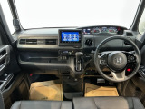フロントガラスが大きく、ワイドな視界で運転もしやすくなるように設定されています。