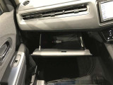 出し入れしやすいグローブボックス。