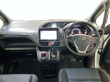 運転席周りのレイアウトをご覧ください。ナビゲーションが綺麗に装着されすっきり収まってますね!
