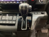 CVT車のセレクトレバーです。低速から高速まで、変速ショックのないスムーズな走りを実現するとともに、エンジン効率のよい領域を維持することで燃費にも貢献します。