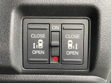 運転席右側に電動スライドドアのスイッチがついています。