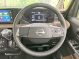 インテリアに合わせたデザインのステアリングは、運転される方のことも考え、運転しやすい形状、大きさです。是非一度、実際に触ってお確かめください。