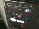 【オートエアコン】一度お好みの温度に設定すれば、車内の温度を検知し風量や温度を自動で調整。暑い&hellip;寒い&hellip;と何度もスイッチ操作をする必要はありません。快適な車内空間には必須の機能ですね♪