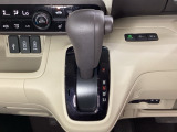 CVT車のセレクトレバーです。低速から高速まで、変速ショックのないスムーズな走りを実現するとともに、エンジン効率のよい領域を維持することで燃費にも貢献します。