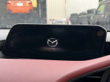 【マツダコネクト】車内の雰囲気にマッチした一体型タイプのディスプレイ。各種車輌設定やBluetooth再生等、様々な機能が楽しめます。専用SDカードのご購入で、ナビ機能も使用出来ます。