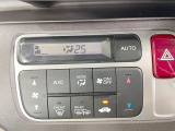 【オートエアコン】一度お好みの温度に設定すれば、車内の温度を検知し風量や温度を自動で調整。暑い&hellip;寒い&hellip;と何度もスイッチ操作をする必要はありません。快適な車内空間には必須の機能ですね♪