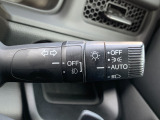 ■オートライト■車外の明るさに応じて、自動的にライトの点灯・消灯をしてくれます。トンネルが続くような道でも、いちいちライトスイッチを操作する必要がありません。消し忘れの心配もありません。