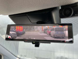 【インテリジェントルームミラー】 車両後方のカメラ映像がミラーに映るので、乗員や荷物が多くても安心♪夜間や悪天候の日でもクリアな映像で視界良好です◎