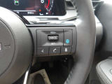 プロパイロットは高速道路の運転で、アクセル、ブレーキ、ハンドルの操作をクルマがアシスト。ドライバーの負担を軽減します。