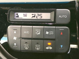 【オートエアコン】一度お好みの温度に設定すれば、車内の温度を検知し風量や温度を自動で調整。暑い&hellip;寒い&hellip;と何度もスイッチ操作をする必要はありません。快適な車内空間には必須の機能ですね♪