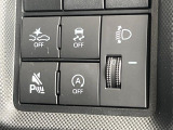 【スマートアシスト】走行中に前方の車両等を認識し、衝突しそうな時は警報とブレーキで衝突回避と被害軽減をアシスト。より安全にドライブをお楽しみいただけます。