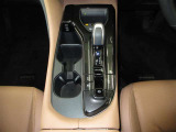 スムーズな操作で快適に運転を楽しめるよう、シフトポジションを電動で制御するエレクトロシフトマチックを採用