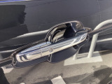 キーを携帯していれば、前席のドアハンドルを握るだけでドアロックが解錠。また降車時に、クルマから離れるだけで施錠されます。