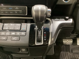 CVT車のセレクトレバーです。低速から高速まで、変速ショックのないスムーズな走りを実現するとともに、エンジン効率のよい領域を維持することで燃費にも貢献します。