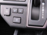 USBポートはスマートフォンの充電などにご利用いただけます♪冬の強い味方☆運転席と助手席にはヒートシーターが付いていて、冬の寒い日でも快適に座れます。