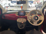 レッド&times;ブルーグレーの色合わせがFIATらしい前席空間。操作系はシンプルで、初めての方でも迷わないレイアウト。