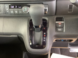 シフトはインパネシフト、パーキングブレーキは電子制御なので運転席と助手席の間はすっきりしています。