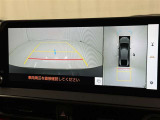 後方の見える安心をお届けするバックガイドモニター付:バックするときのアシストラインもあって楽々バック!車庫入れや縦列駐車をサポートし、苦手な駐車も安心です!今やもう手放せない装備ですネ♪