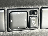 【電動格納ミラー】サイドミラーは電動格納式となっており、狭い駐車場でもキズがつくリスクを抑えられます。