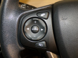 【ステアリングリモコン】ステアリングにオーディオ調節可能なスイッチが装備されていますので運転中でも視線をそらさずにオーディオの調節が可能です!