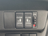 運転席の手元で両側スライドドアの開閉操作が可能です。