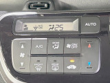 【オートエアコン】一度お好みの温度に設定すれば、車内の温度を検知し風量や温度を自動で調整。暑い&hellip;寒い&hellip;と何度もスイッチ操作をする必要はありません。快適な車内空間には必須の機能ですね♪