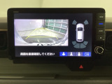 バックギアに入れますとご覧のような画像に自動的に切り替わります。車庫入れ時に役立ちます。