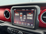 運転席・助手席のレザーシートにはシートヒーターを標準装備。