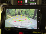 【バックカメラ】駐車時に後方がリアルタイム映像で確認できます。大型商業施設や立体駐車場での駐車時や、夜間のバック時に大活躍!運転スキルに関わらず、今や必須となった装備のひとつです!