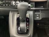 CVT車のセレクトレバーです。低速から高速まで、変速ショックのないスムーズな走りと、エンジン効率のよい領域を維持して燃費にも貢献します。サイドブレーキはスイッチ操作の電子制御パーキングブレーキです。