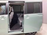 【両側オートスライドドア】子供を乗せたりするのにも隣のお車を気にせずストレスフリー★雨の日などはリモコンキーからドアの開閉ができとても便利♪