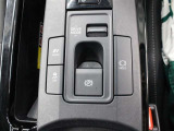 「HOLD」スイッチを押し、システムONの状態にしておくことで、渋滞や信号待ちなどでブレーキを踏んで停車した時にブレーキを保持。アクセルを踏むと解除されます。