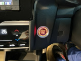 【ENGINE START/STOP】スマートキーをポケットやバッグに入れたままで、キーを差し込むことなくボタンを押すだけでエンジンが始動します。