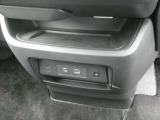 ワイヤレス充電器・USB電源ソケット付きです。