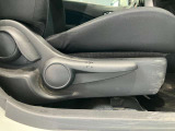 運転席はご自身の適切な運転ポジションへ移動可能なラチェットが付いております。