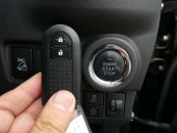 鍵にはスマートキーを搭載しております。ボタン操作1つで簡単にドアの施錠・解錠ができるので、車の乗り降りの際にもたつくことがありません!