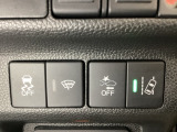 Hondaセンシング用の、VSA(ABS+TCS+横滑り抑制)解除と路外逸脱抑制機能のオンオフスイッチなどはハンドルの右側に装備しています。