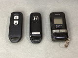 スマートキーを装備しています。鍵を差し込むことなくドアロックの開け閉めと、スタートボタン操作でのエンジンスタートができます。加えて、リモコンエンジンスターター用の操作キー(社外品)もついています。