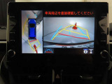 後方の見える安心をお届けするバックガイドモニター付:バックするときのアシストラインもあって楽々バック!車庫入れや縦列駐車をサポートし、苦手な駐車も安心です!今やもう手放せない装備ですネ♪