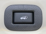 【パワーバックドア】スマートキーや運転席のボタンを押すだけでリアゲートが自動で開閉します!荷物を持っている時や、高い位置にあるバックドアを閉める際に便利な機能です♪