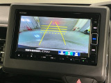 リバースギアに入れるだけで後方の表示へ切り替わります。夜間や雨の日の駐車も楽になりますよ。